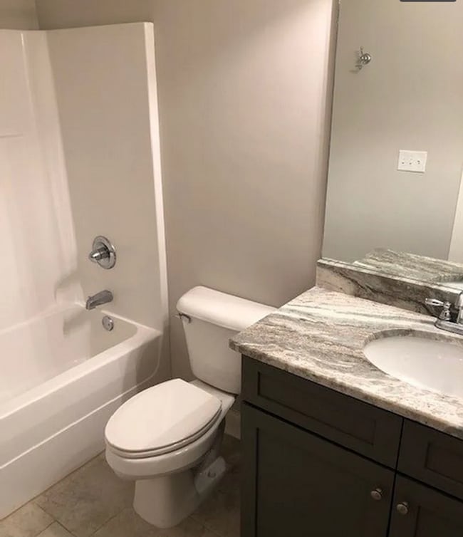 Building Photo - 4 bed/4.5 Bath