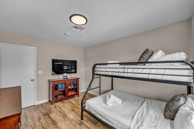 Building Photo - 3 Bed FULLY FURNISHED Pool Home