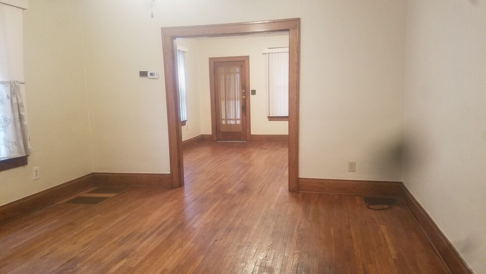 Building Photo - 2842 Indianola Ave