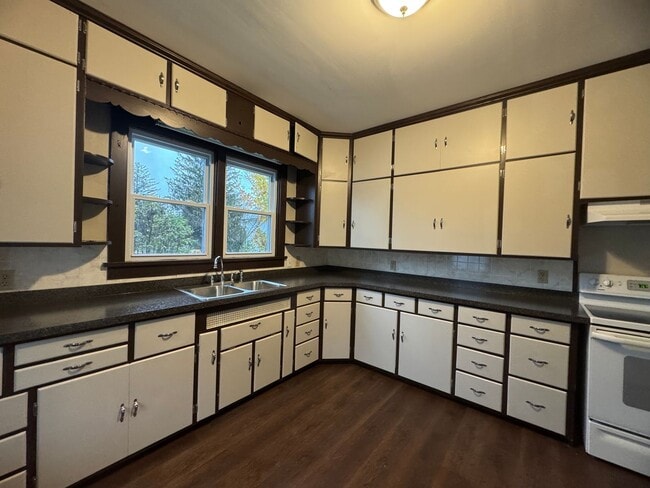 Building Photo - 9612 Bowman St