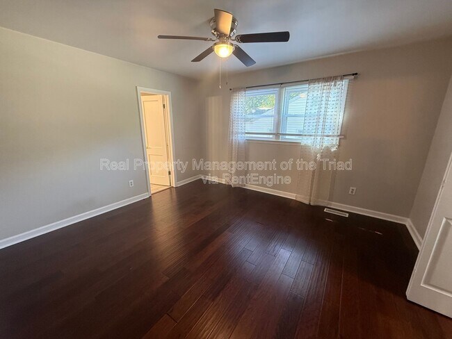 Building Photo - 2817 Shady Lawn Dr