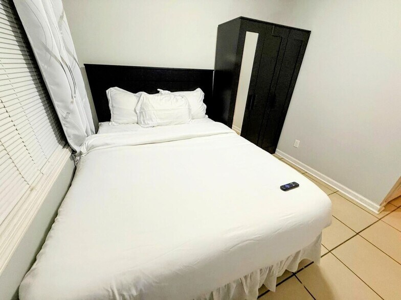 Building Photo - 5405 Glen Haven Dr