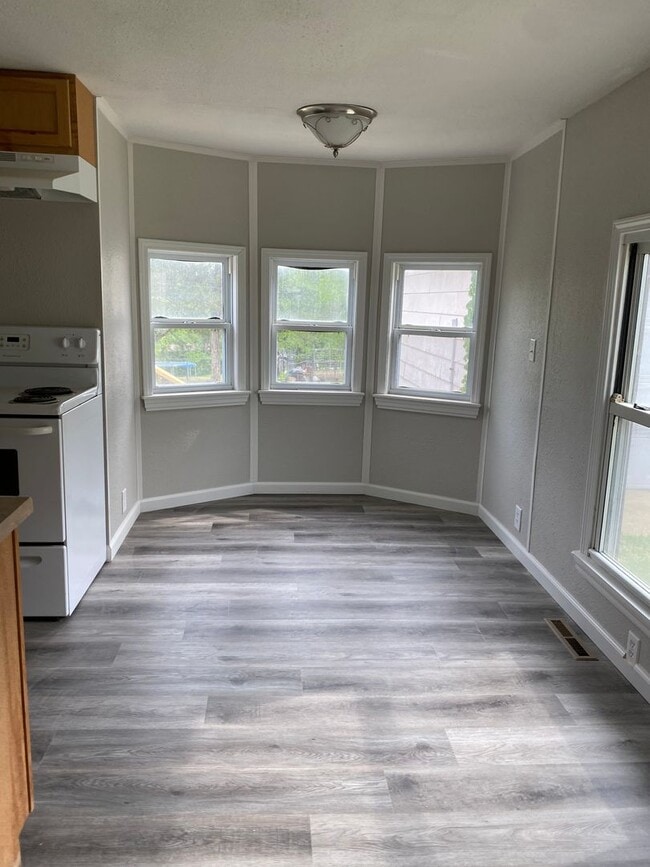 Building Photo - Cute house with a nice fenced yard