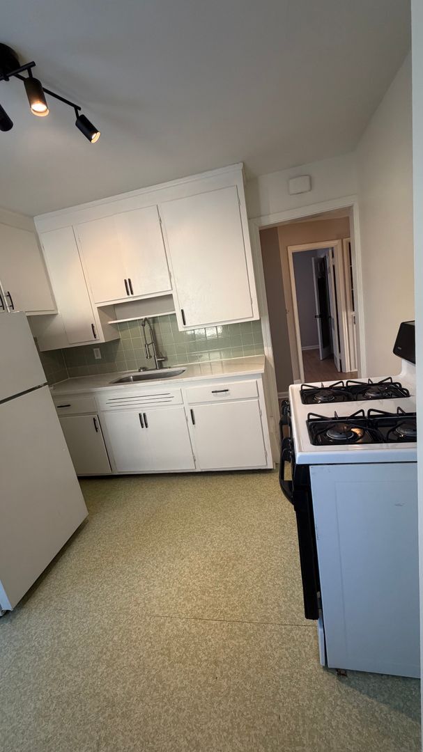 Building Photo - 3 bd 1.5 bath downtown Willoughby