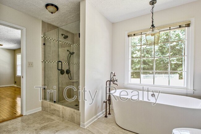Building Photo - 630 Hawthorne Pl
