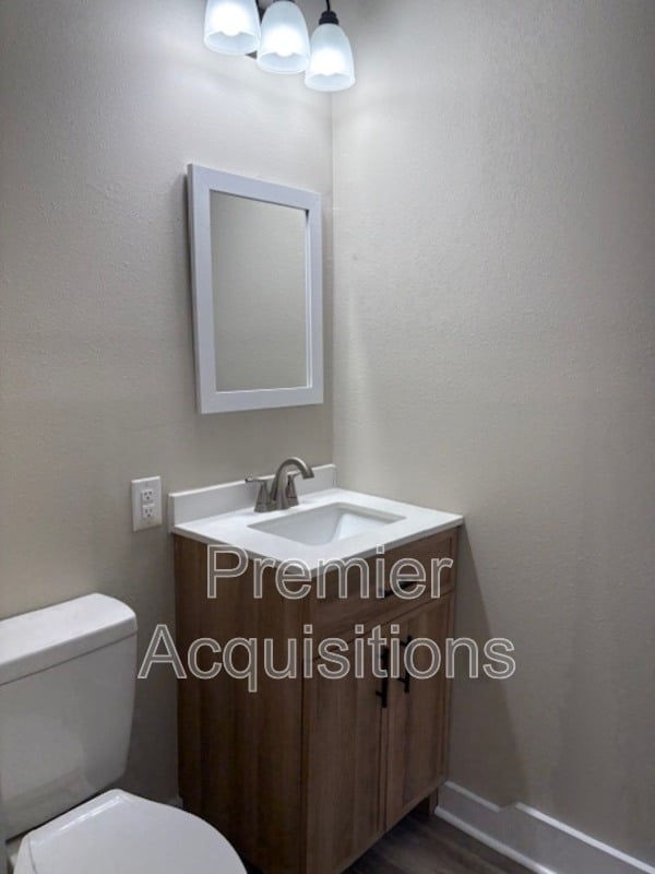 Building Photo - 404 E 8th St