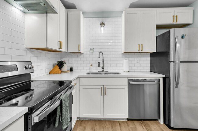 Building Photo - Fully Renovated 2 Bedroom Townhome in a Co...