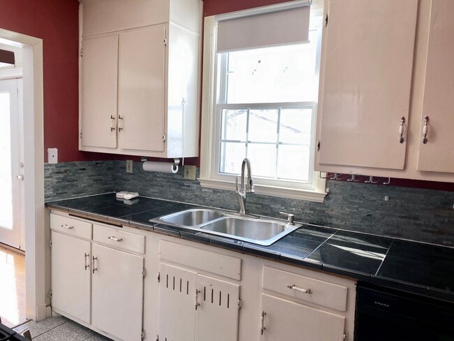 Building Photo - 3 Bed House Close to Downtown Ames