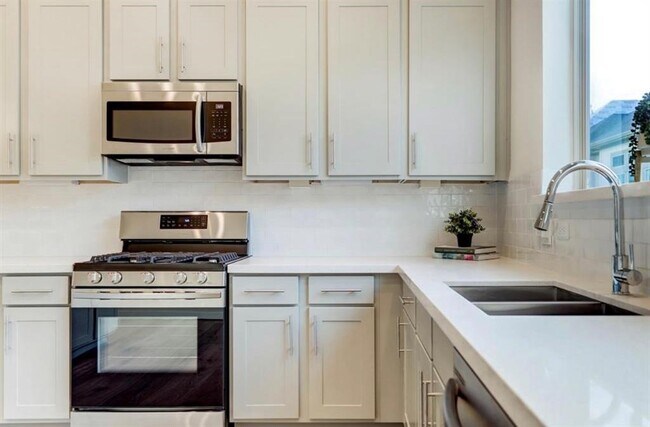 Building Photo - 5234 Schuler St