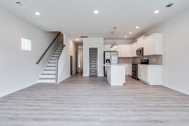 Building Photo - 715 W Vincent Dr