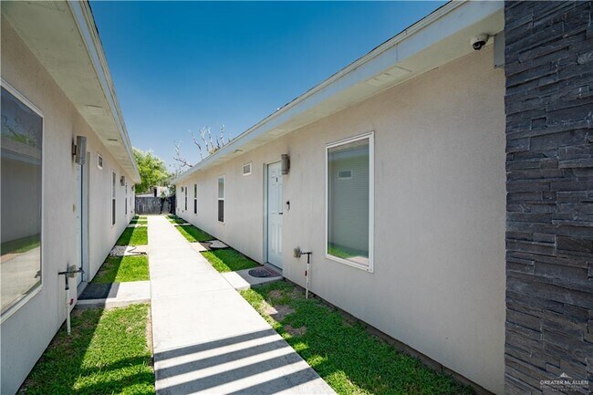 Building Photo - 1704 W Garrison Dr
