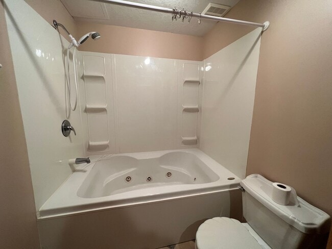 Building Photo - Gorgeous 5 Bed, 2.5 Bath Single-Family Home!