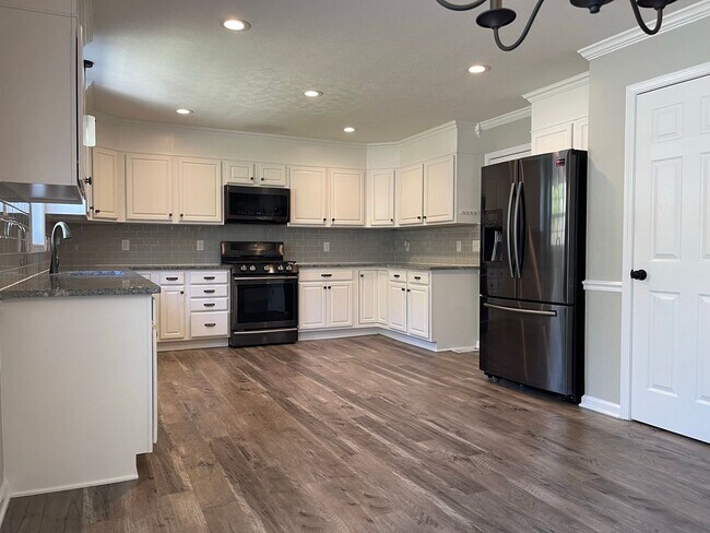 Building Photo - Immaculate and Move In Ready on Newport!