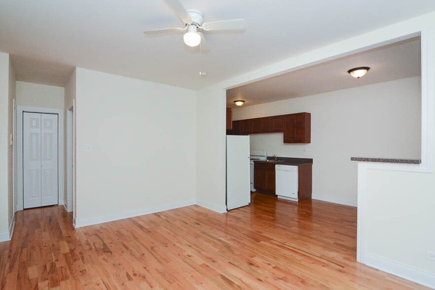 Building Photo - 712 W Cornelia Ave