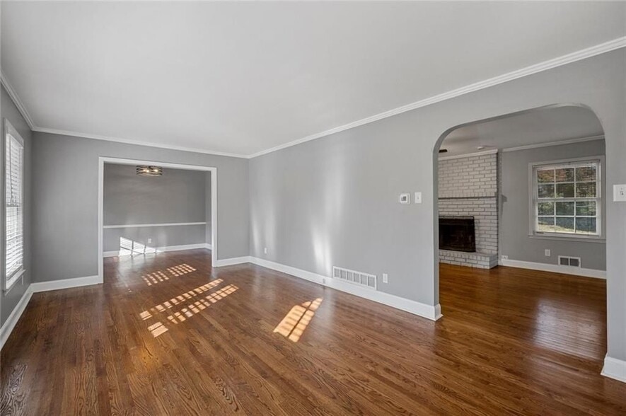 Building Photo - 2857 Fontainebleau Dr