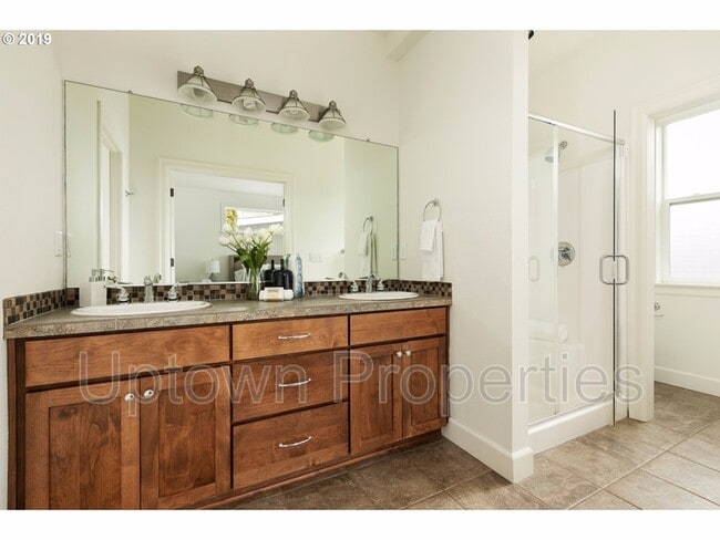 Building Photo - 1916 SW Idaho St