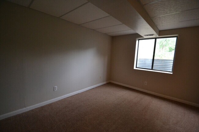 Building Photo - Westside 4 Bedroom with AC!