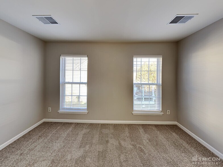 Building Photo - 1514 Red Oak Dr
