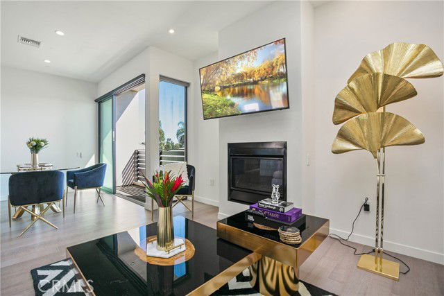 Building Photo - 823 N Fuller Ave