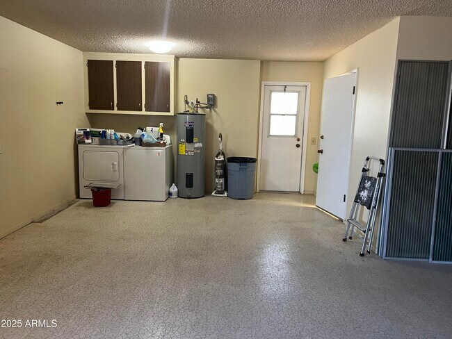 Building Photo - 9221 W Briarwood Cir N