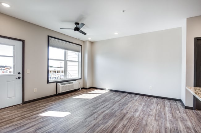 Building Photo - 1619 Doman Dr