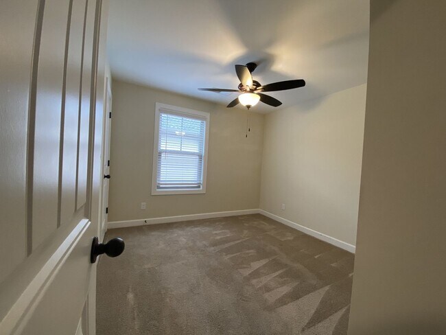 Building Photo - Modern Townhome Close to MTSU