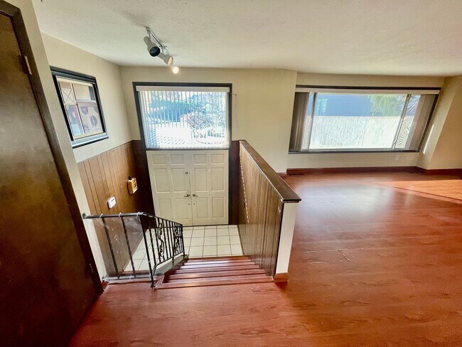 Building Photo - Sprawling 5bd/3bath Split-Level Home | Sto...