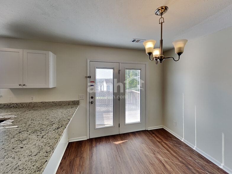 Building Photo - 2114 Debbie Ln