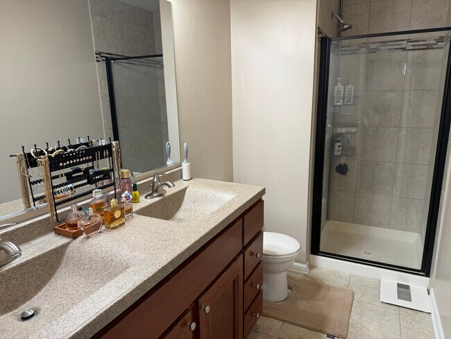 Building Photo - 668 Niagara Dr