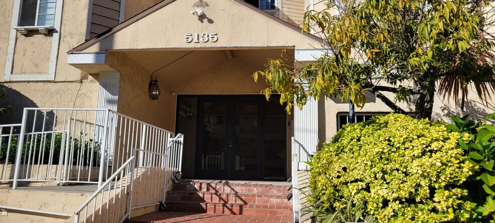 Entrance to building - 5135 Zelzah Ave