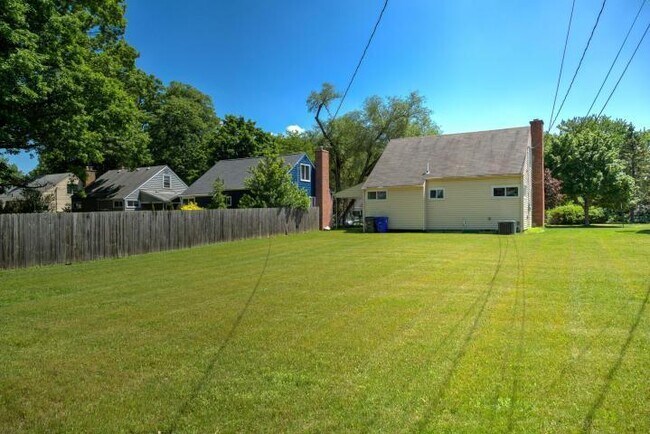 Building Photo - 2194 Ridgecliff Rd