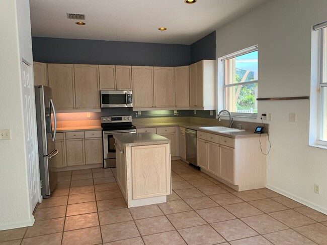 Building Photo - Gorgeous 4 bedroom 3 bath single family ho...