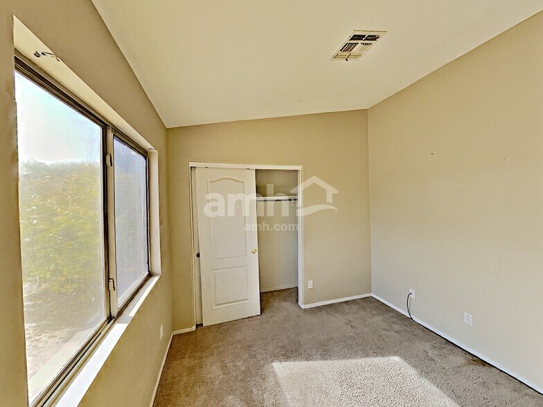 Building Photo - 30300 N Royal Oak Way
