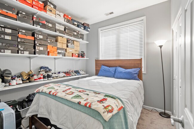 Building Photo - 2539 W Warren Blvd