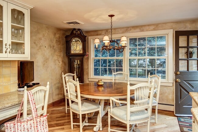 Building Photo - 148 Heritage Rd