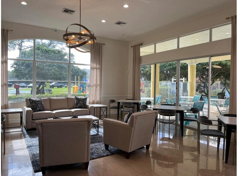 Building Photo - 6143 Seminole Gardens Cir