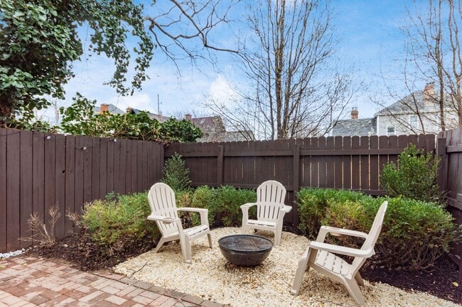 Building Photo - 106 E Gates St