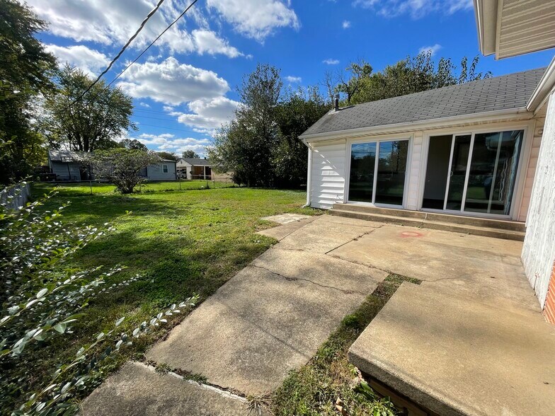 Building Photo - 710 Tamarack Rd