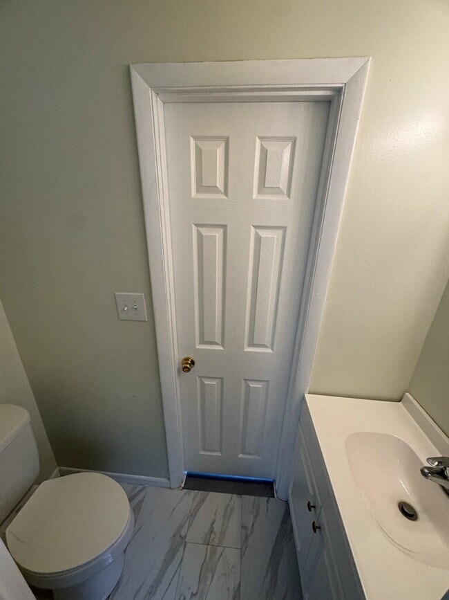 Building Photo - 123 Arthur Ct