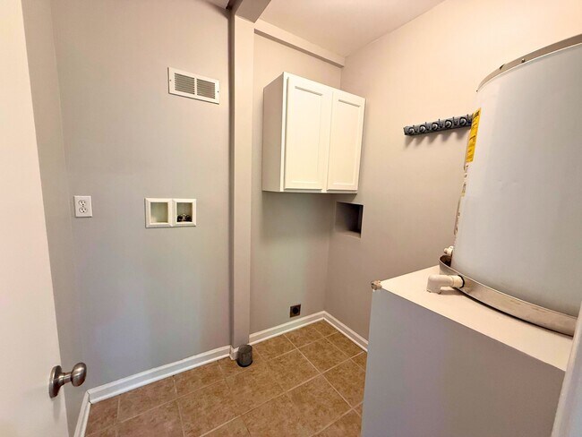 Building Photo - 202 Mayflower St