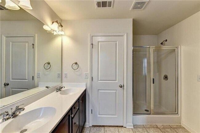 Building Photo - 5880 Vinyard Ln