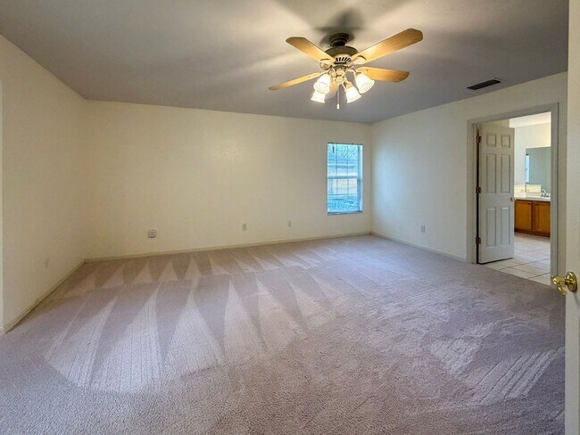 Building Photo - 4BR/2BA POOL home in NW Gainesville!