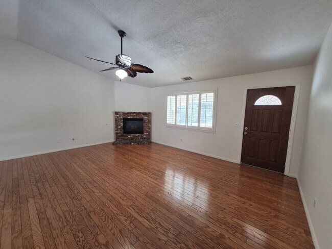 Building Photo - 3 bed/2 bath in Country Club Estates available now!