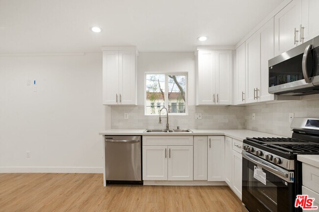 Building Photo - 4232 Rosewood Ave