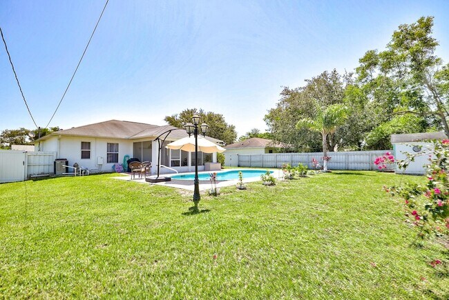 Building Photo - 1838 SE Genaro Terrace