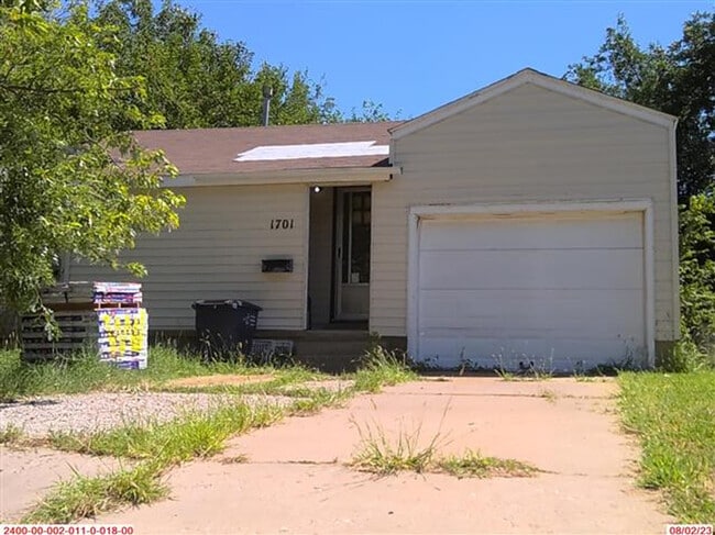 Primary Photo - 1701 E Oak Ave
