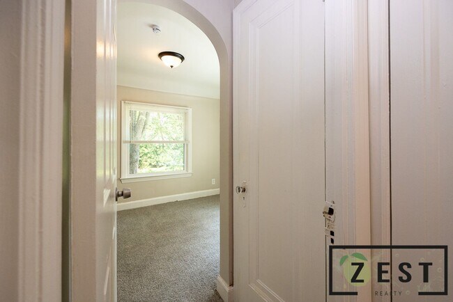 Building Photo - BEAUTIFUL 3 BD 1.5 BATH HOME!