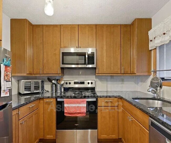 Building Photo - 581 Courtwood Ln