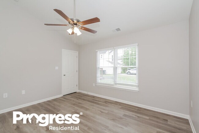 Building Photo - 10129 Green Hedge Ave