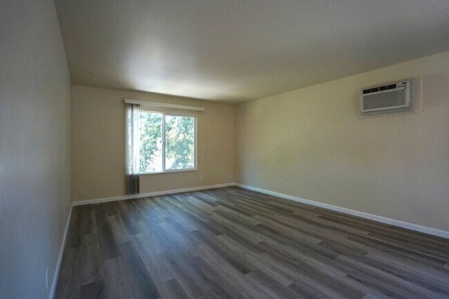 Building Photo - 511-525 Riverside Drive